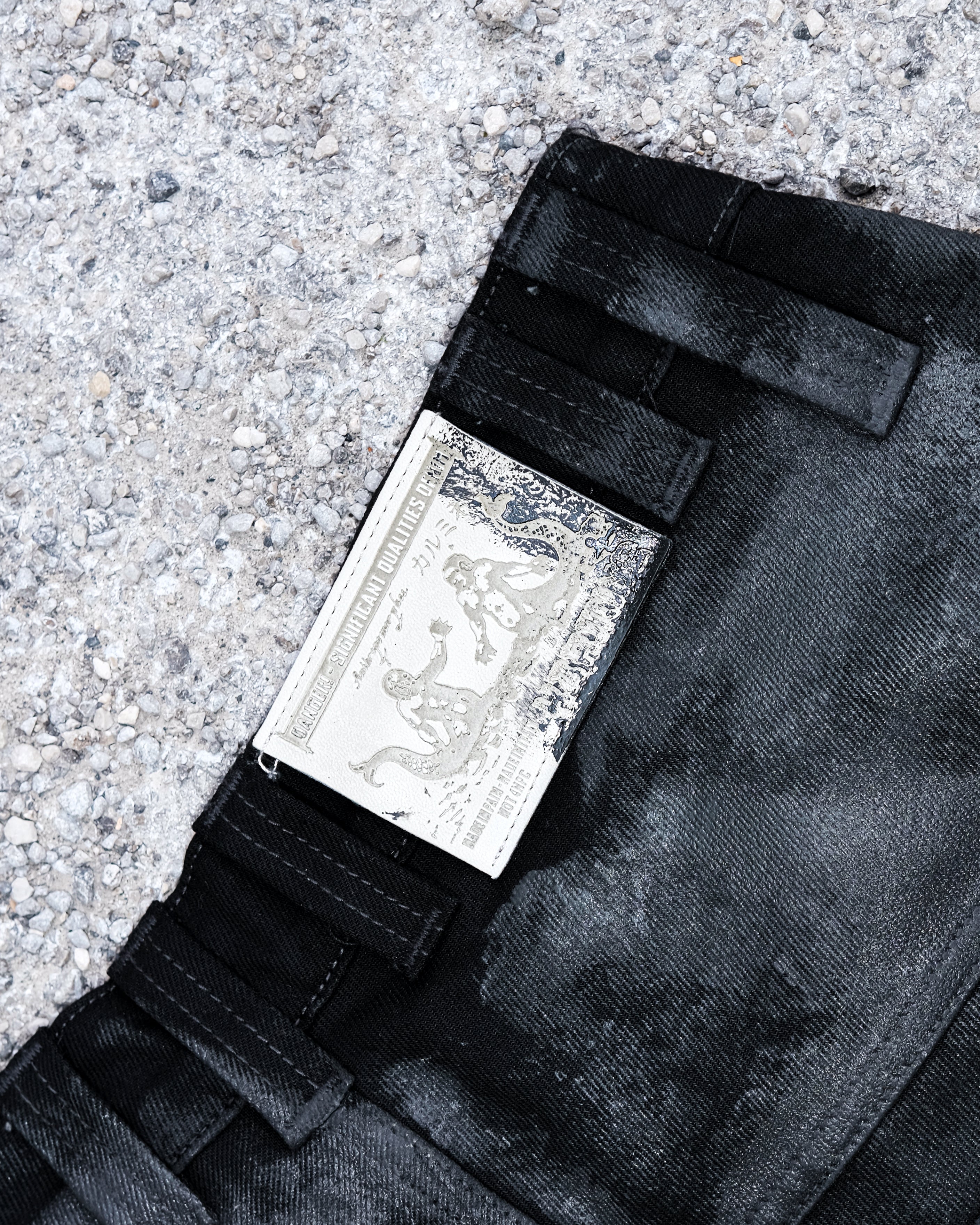 WIDE SHORT BLACK WAXED DENIM - Karmine