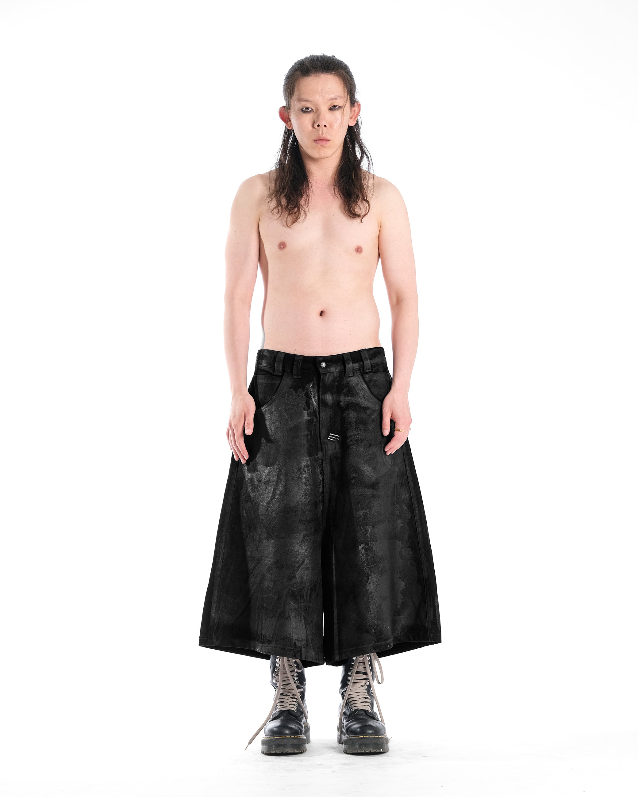 WIDE SHORT BLACK WAXED DENIM - Karmine