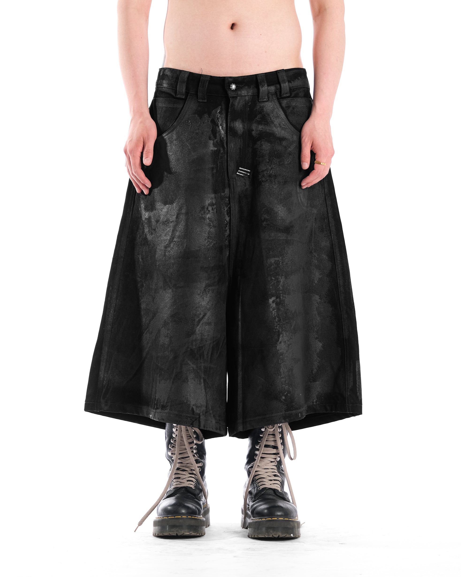 WIDE SHORT BLACK WAXED DENIM - Karmine