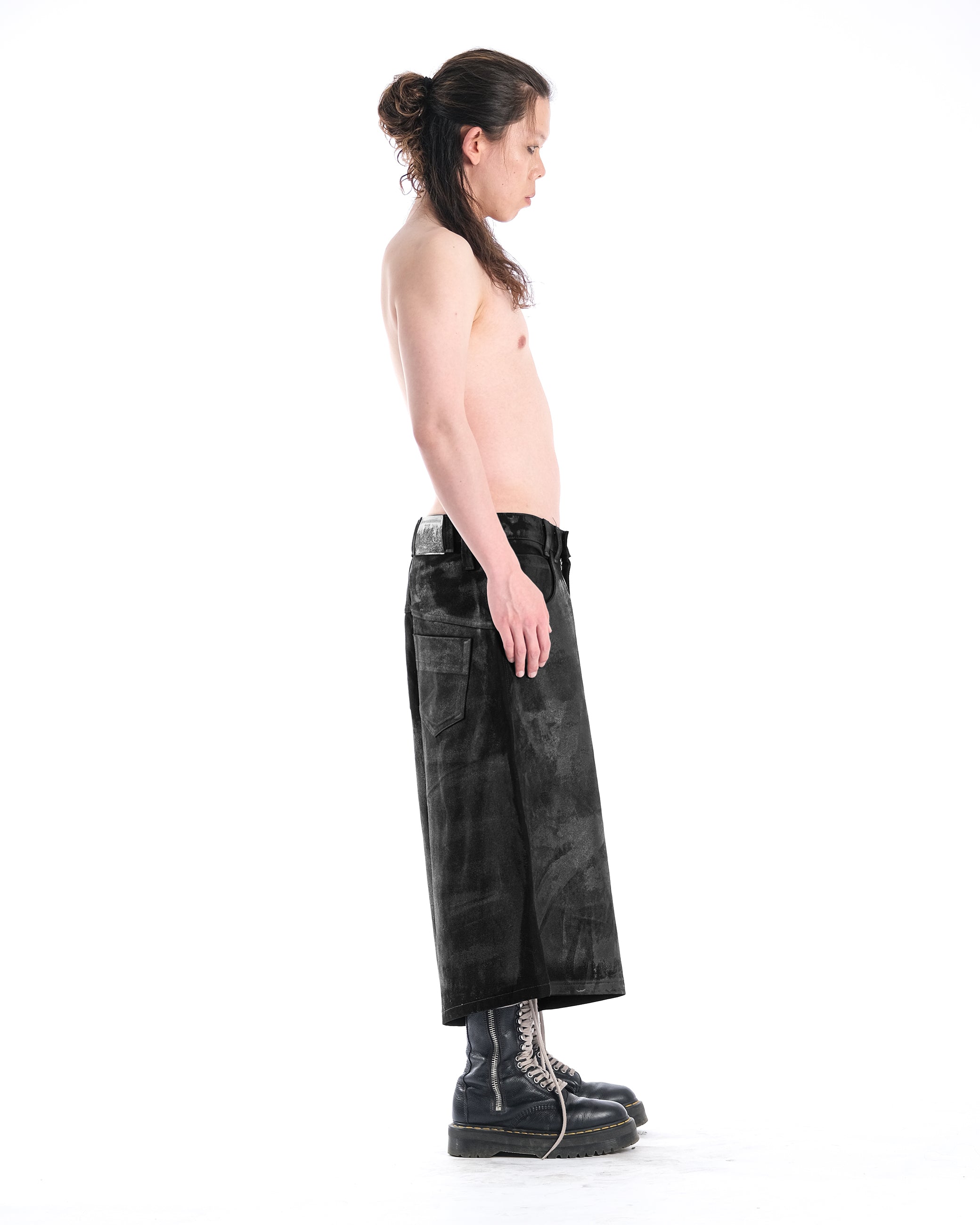WIDE SHORT BLACK WAXED DENIM - Karmine