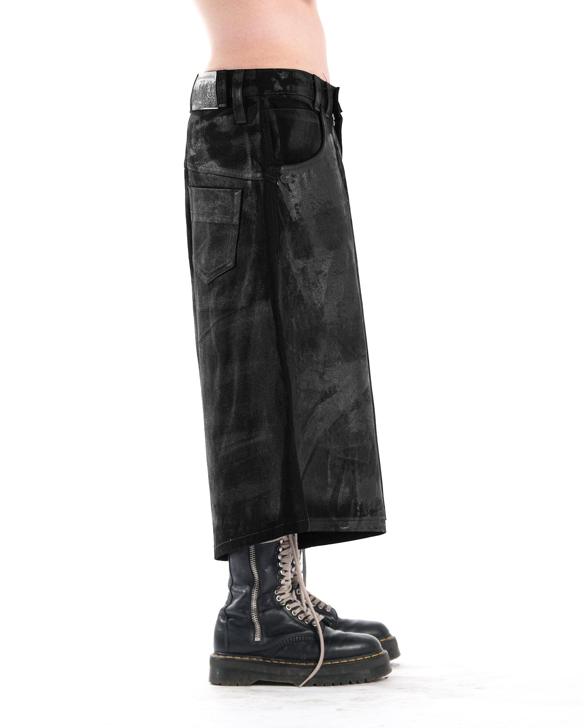 WIDE SHORT BLACK WAXED DENIM - Karmine