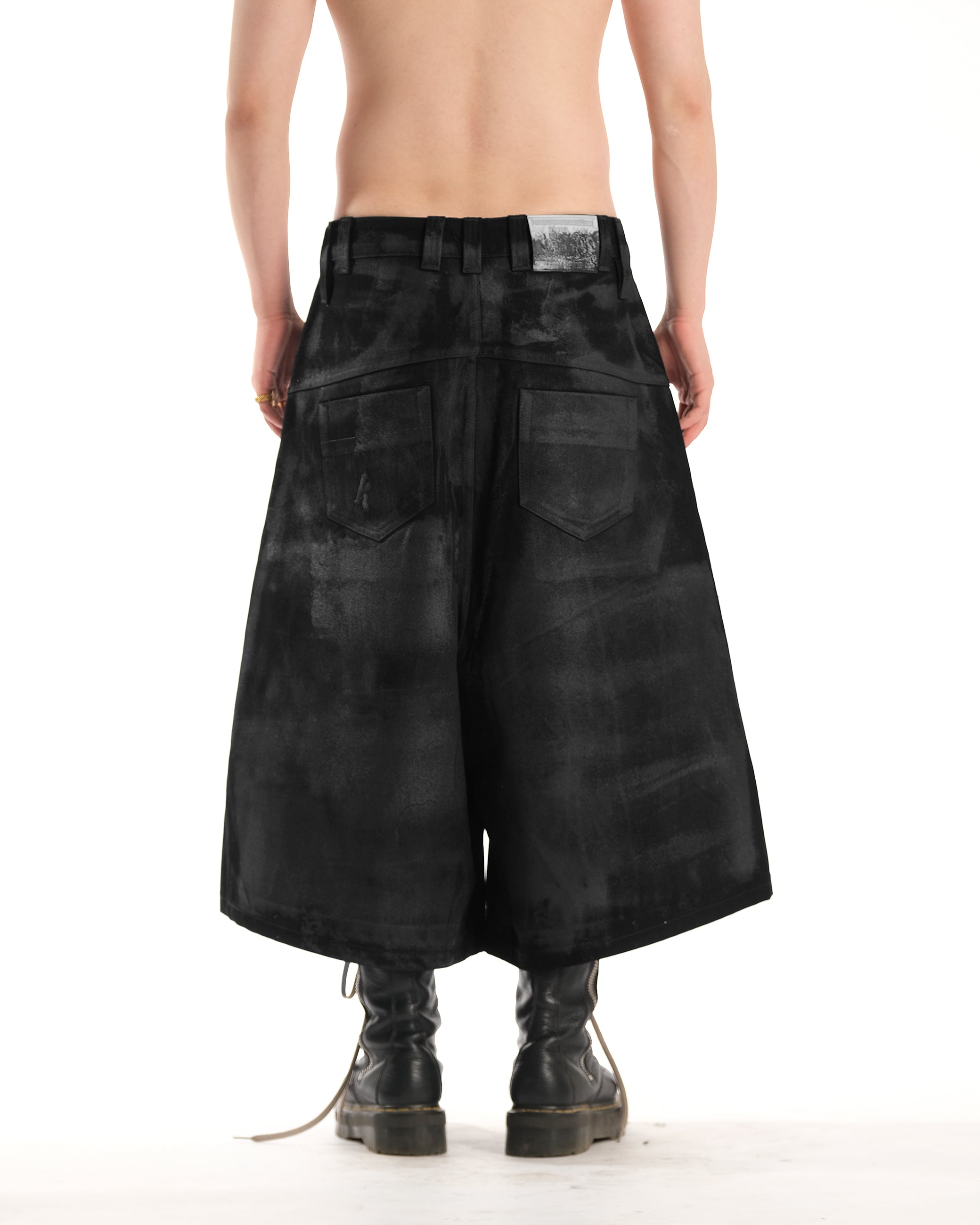 WIDE SHORT BLACK WAXED DENIM - Karmine