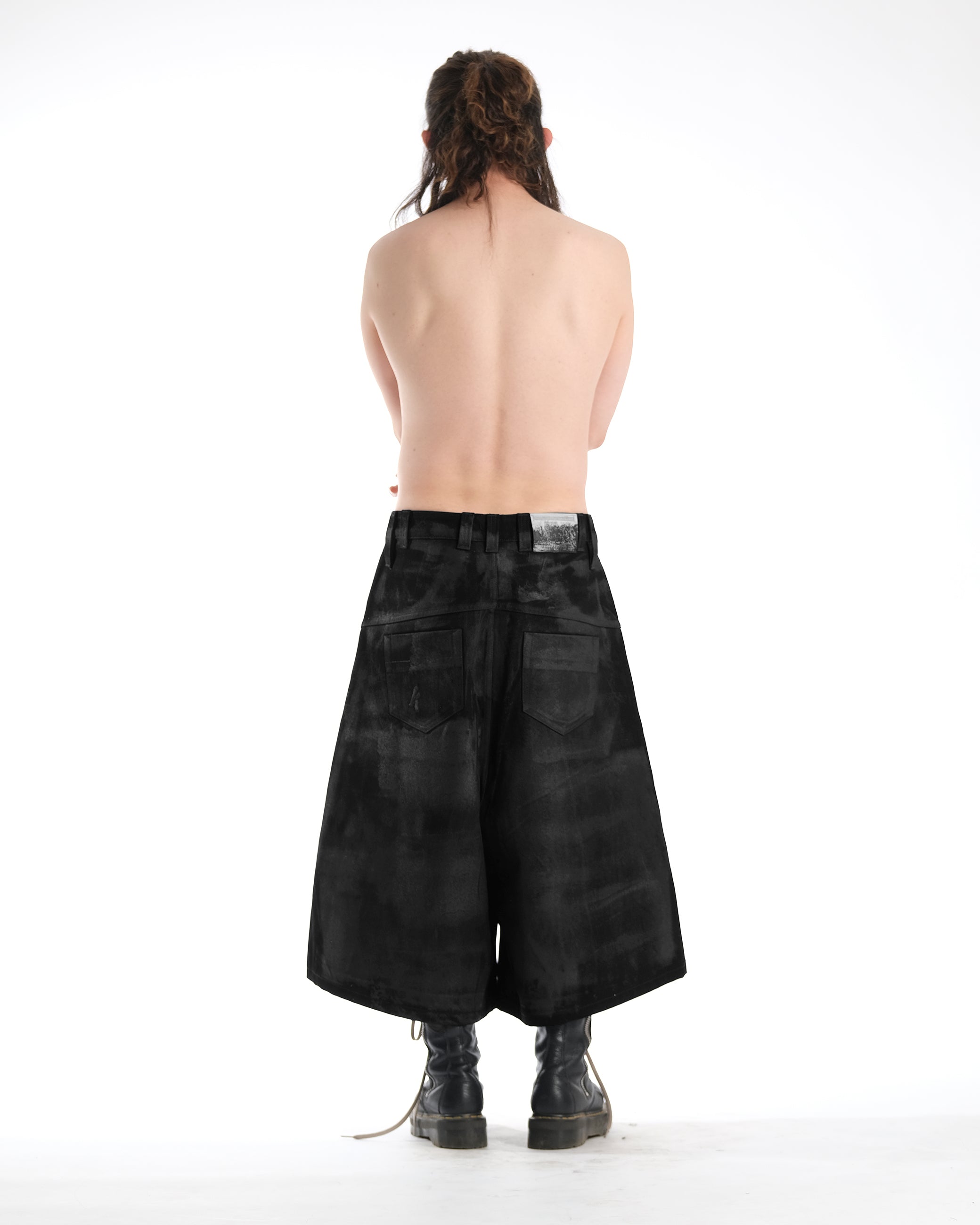WIDE SHORT BLACK WAXED DENIM - Karmine