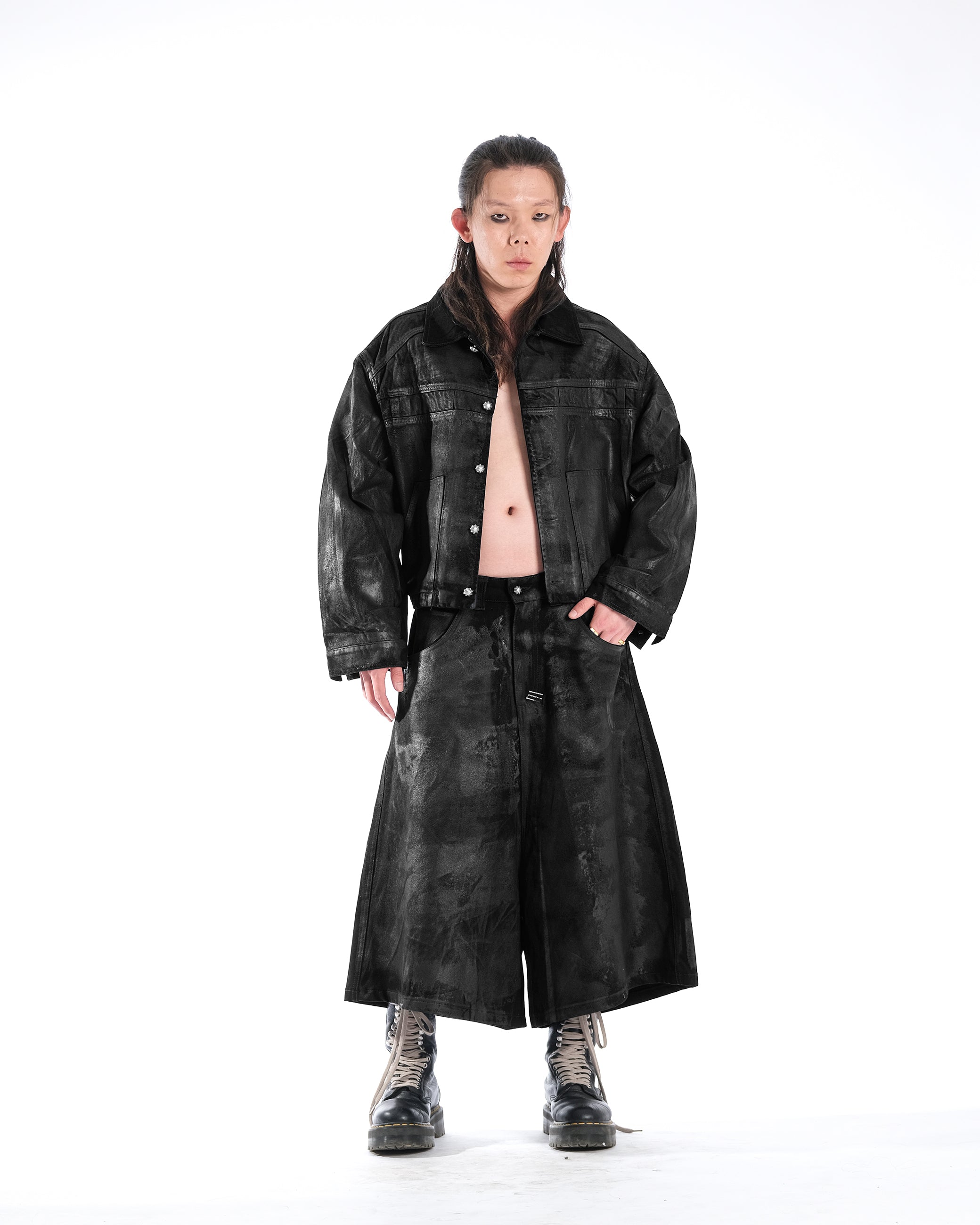 WIDE SHORT BLACK WAXED DENIM - Karmine