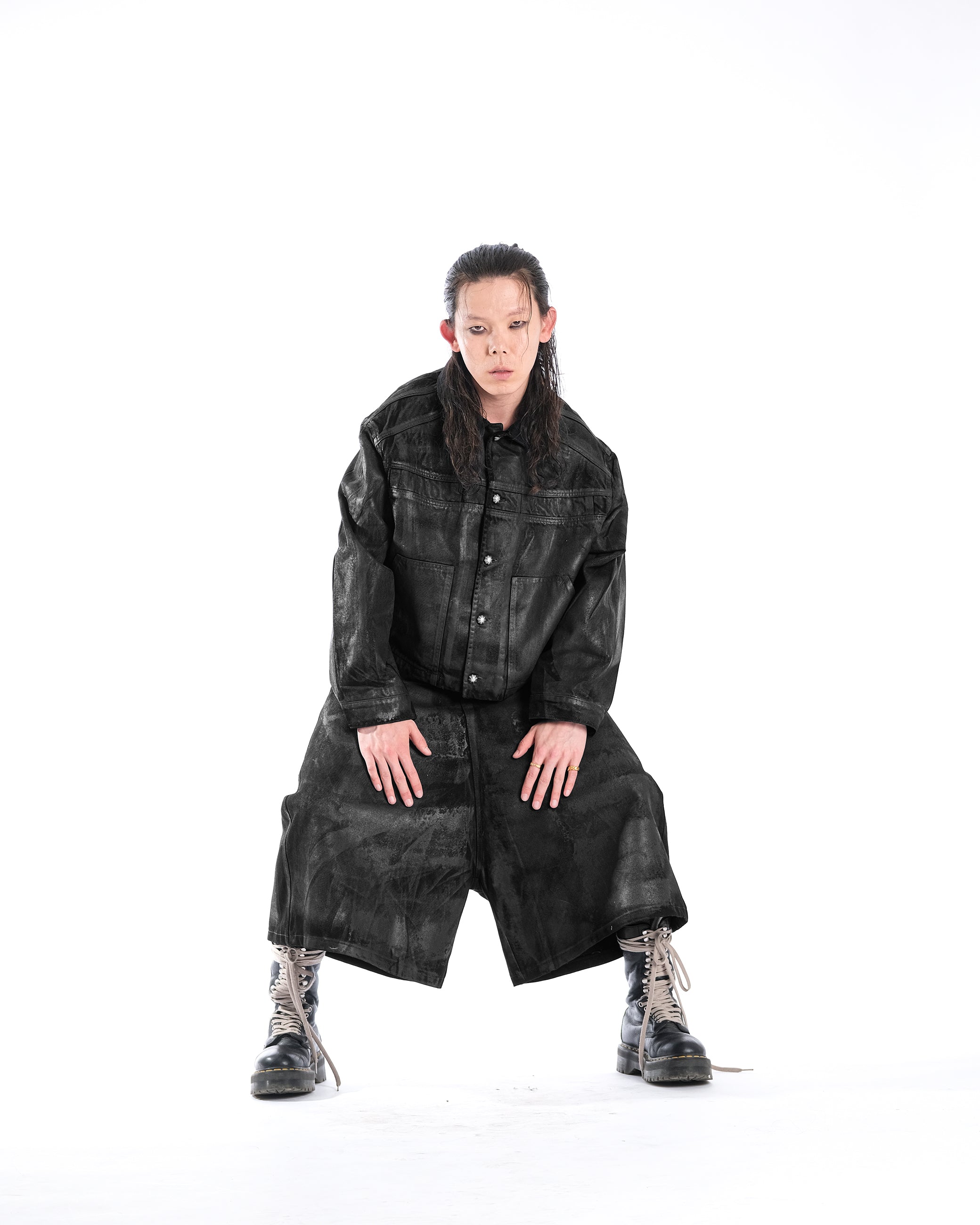 WIDE SHORT BLACK WAXED DENIM - Karmine